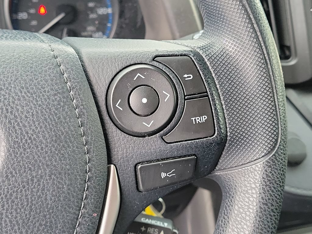 Used 2018 Toyota RAV4 LE FWD image 28