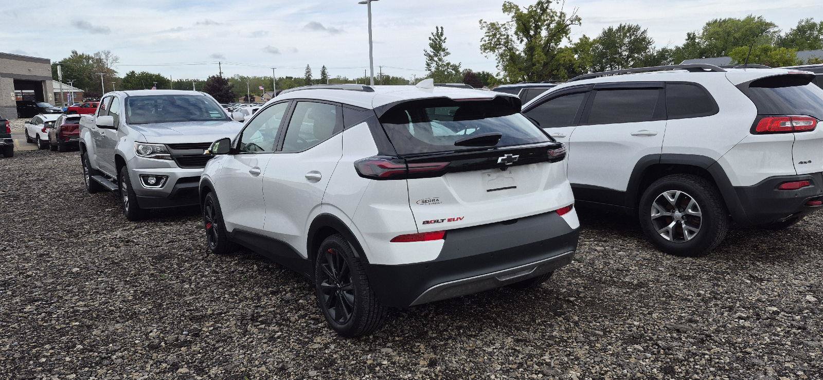 Used 2023 Chevrolet Bolt EUV LT w/ Convenience Package FWD image 4