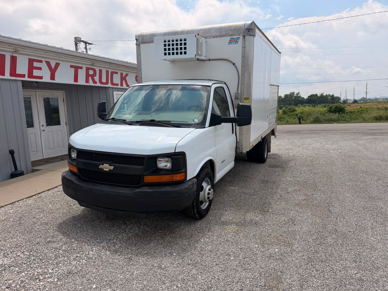 Used 2015 Chevrolet Express 4500 RWD image 3