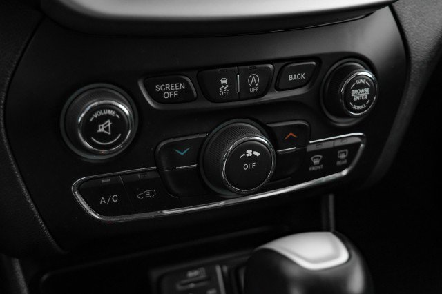 Used 2017 Jeep Cherokee Trailhawk w/ Cold Weather Group image 23