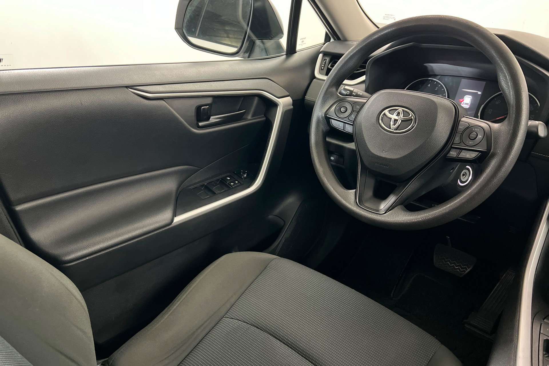 Used 2022 Toyota RAV4 LE FWD image 12