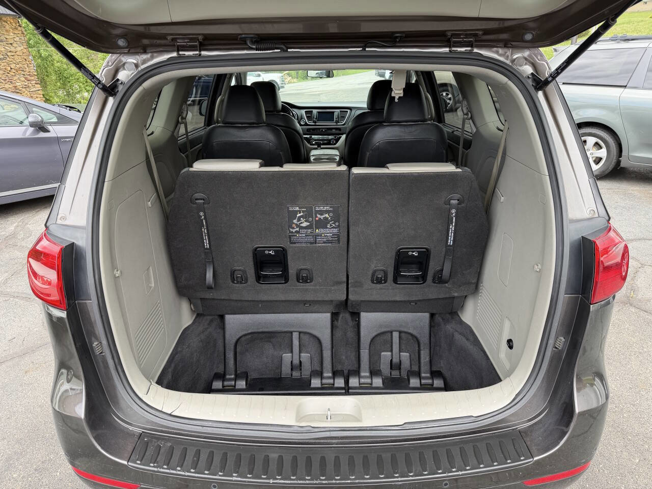 Used 2017 Kia Sedona LX w/ LX Essentials Premium Package FWD image 12