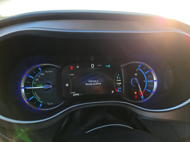 Used 2022 Chrysler Pacifica Limited w/ Uconnect Theater Family Group FWD image 11