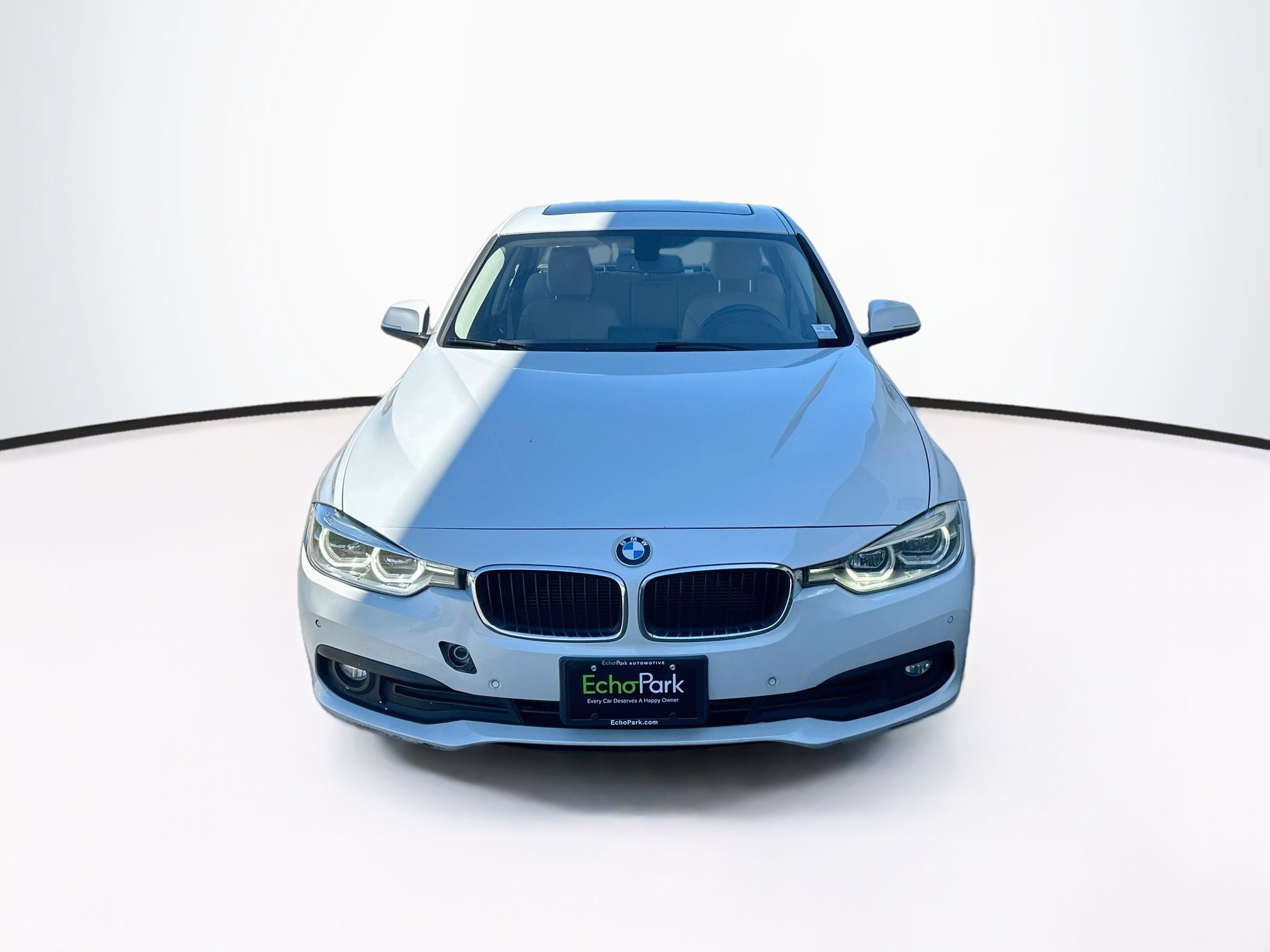 Used 2018 BMW 320i xDrive Sedan AWD/4WD image 2