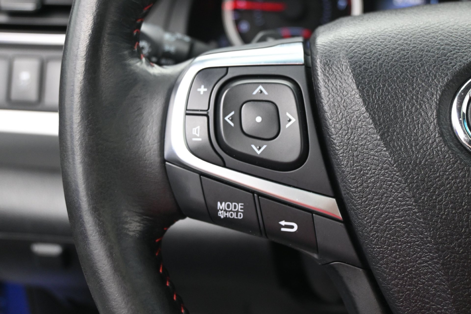 Used 2016 Toyota Camry SE w/ Moonroof Package FWD image 19