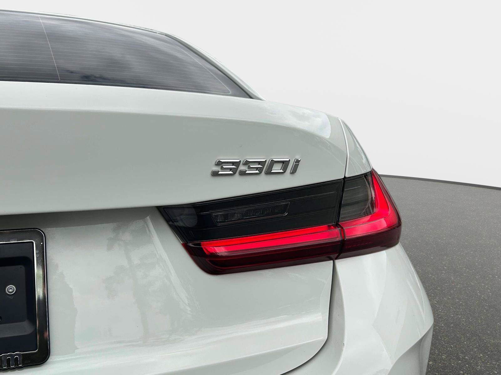 Used 2023 BMW 330i Sedan w/ Premium Package image 4