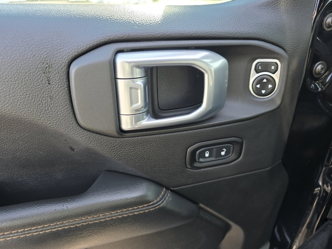 Used 2021 Jeep Gladiator Overland image 27