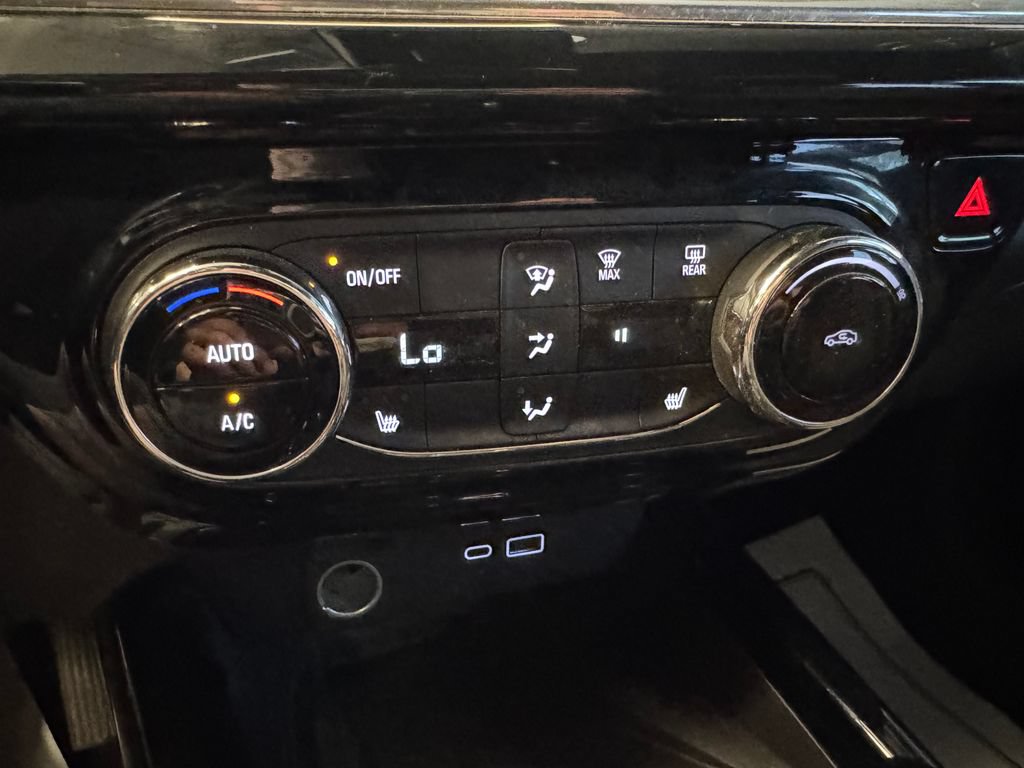 Used 2025 Chevrolet Trax RS w/ Sunroof Package FWD image 14