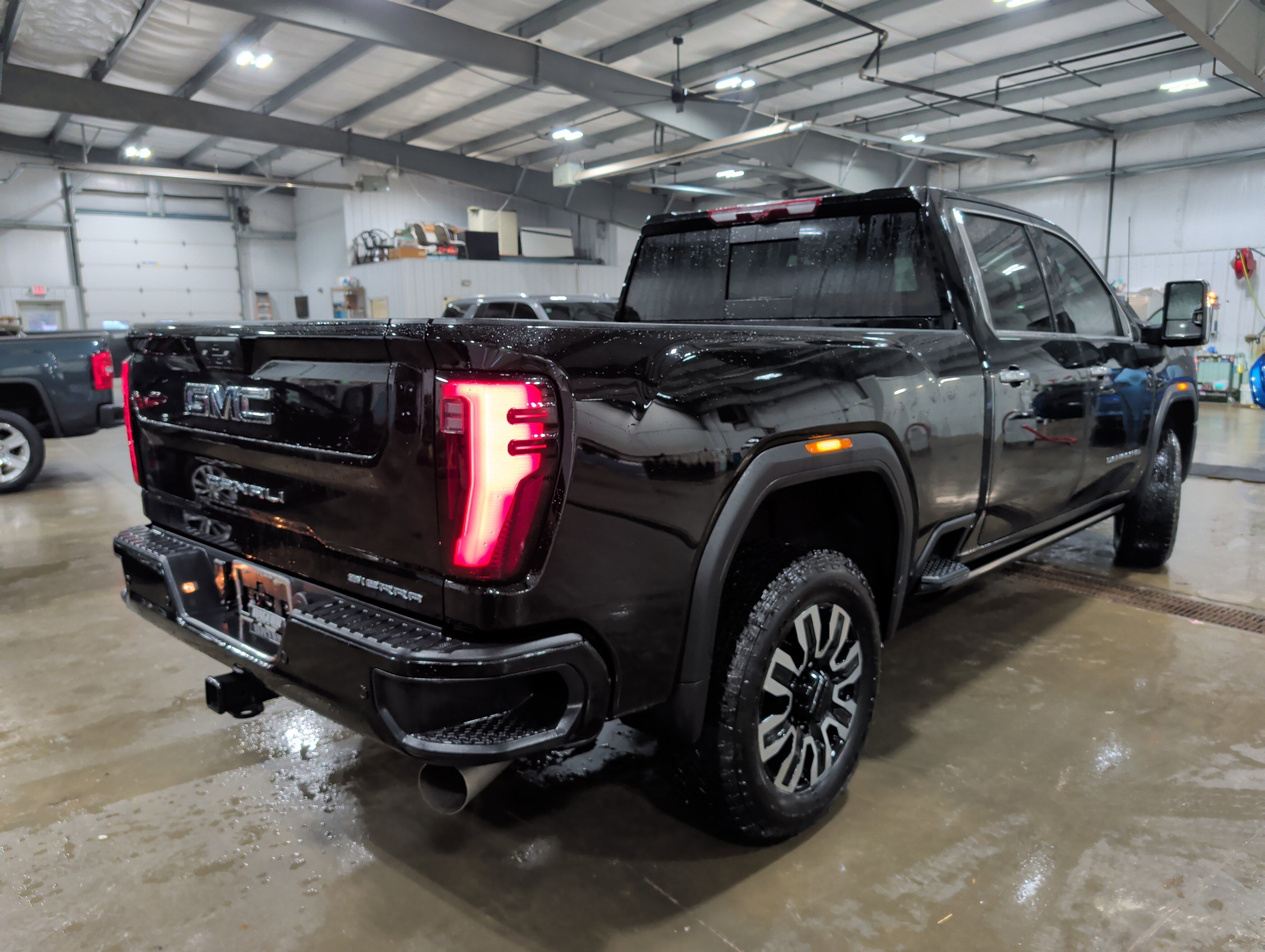Used 2025 GMC Sierra 2500 Denali Ultimate image 3