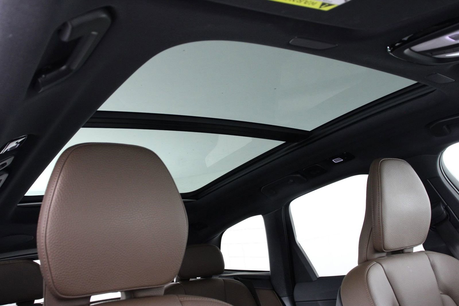 Certified 2024 Volvo XC60 B5 Plus AWD/4WD image 23