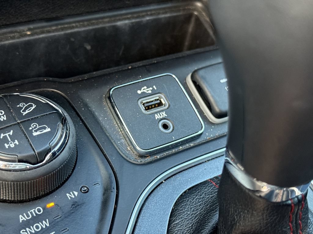 Used 2019 Jeep Cherokee Trailhawk w/ Comfort/Convenience Group AWD/4WD image 28