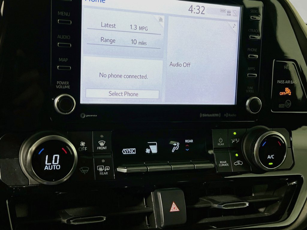 Used 2021 Toyota Highlander LE FWD image 23