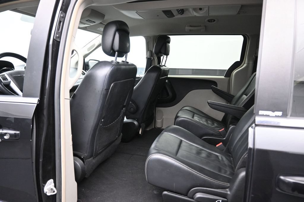 Used 2014 Chrysler Town & Country Touring FWD image 23
