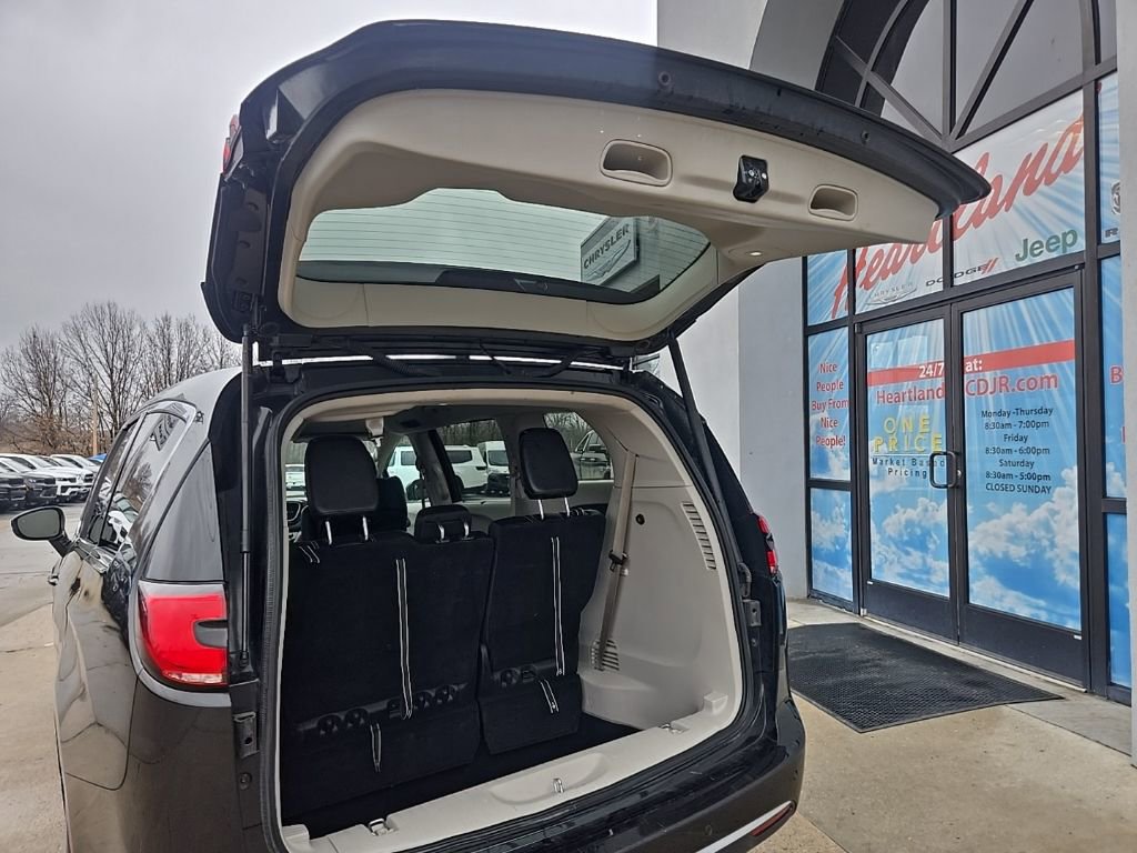 Used 2024 Chrysler Pacifica Touring-L image 89