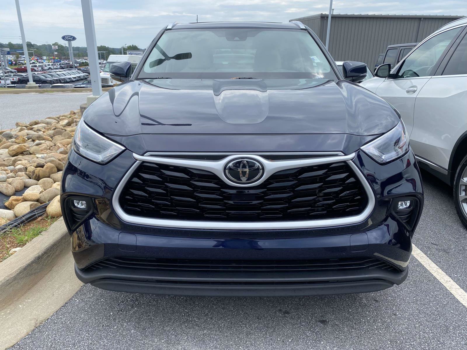 Used 2021 Toyota Highlander XLE FWD video 2