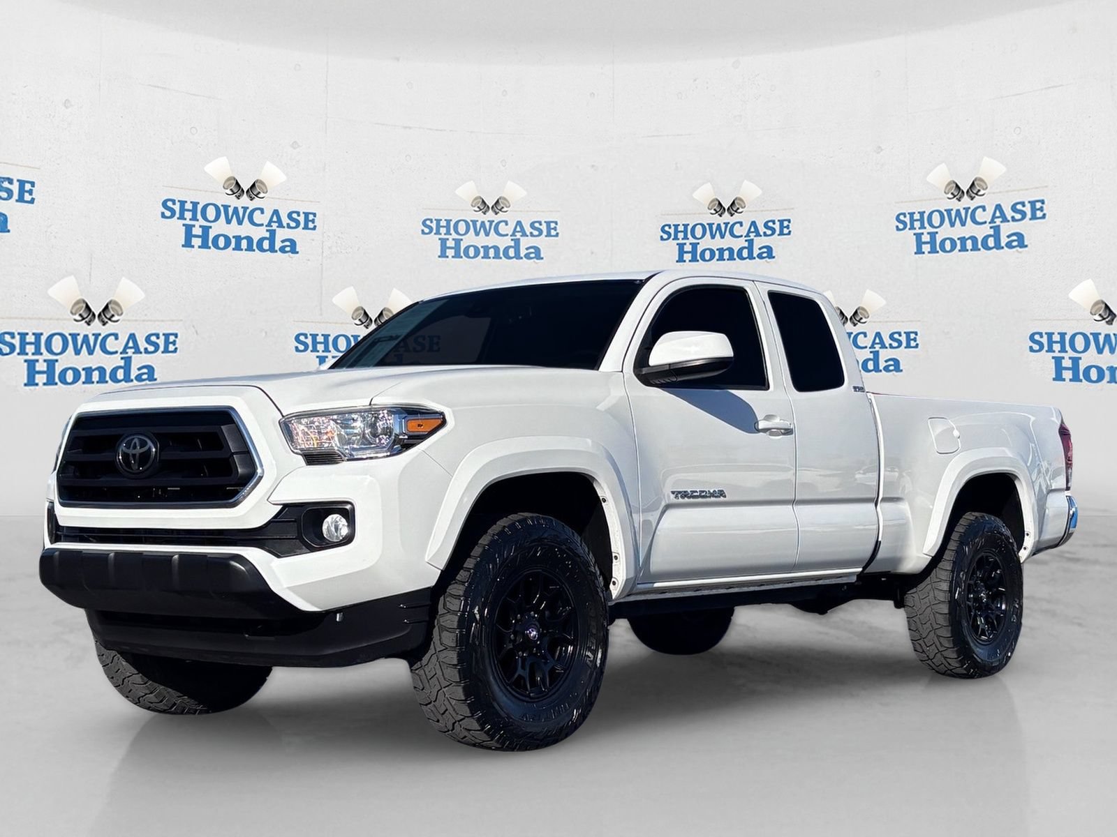 Used 2021 Toyota Tacoma SR5 AWD/4WD image 2