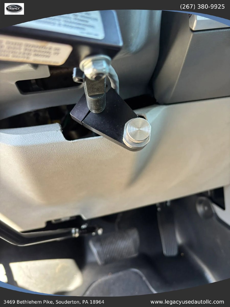 Used 2010 Chrysler Town & Country Touring FWD image 19
