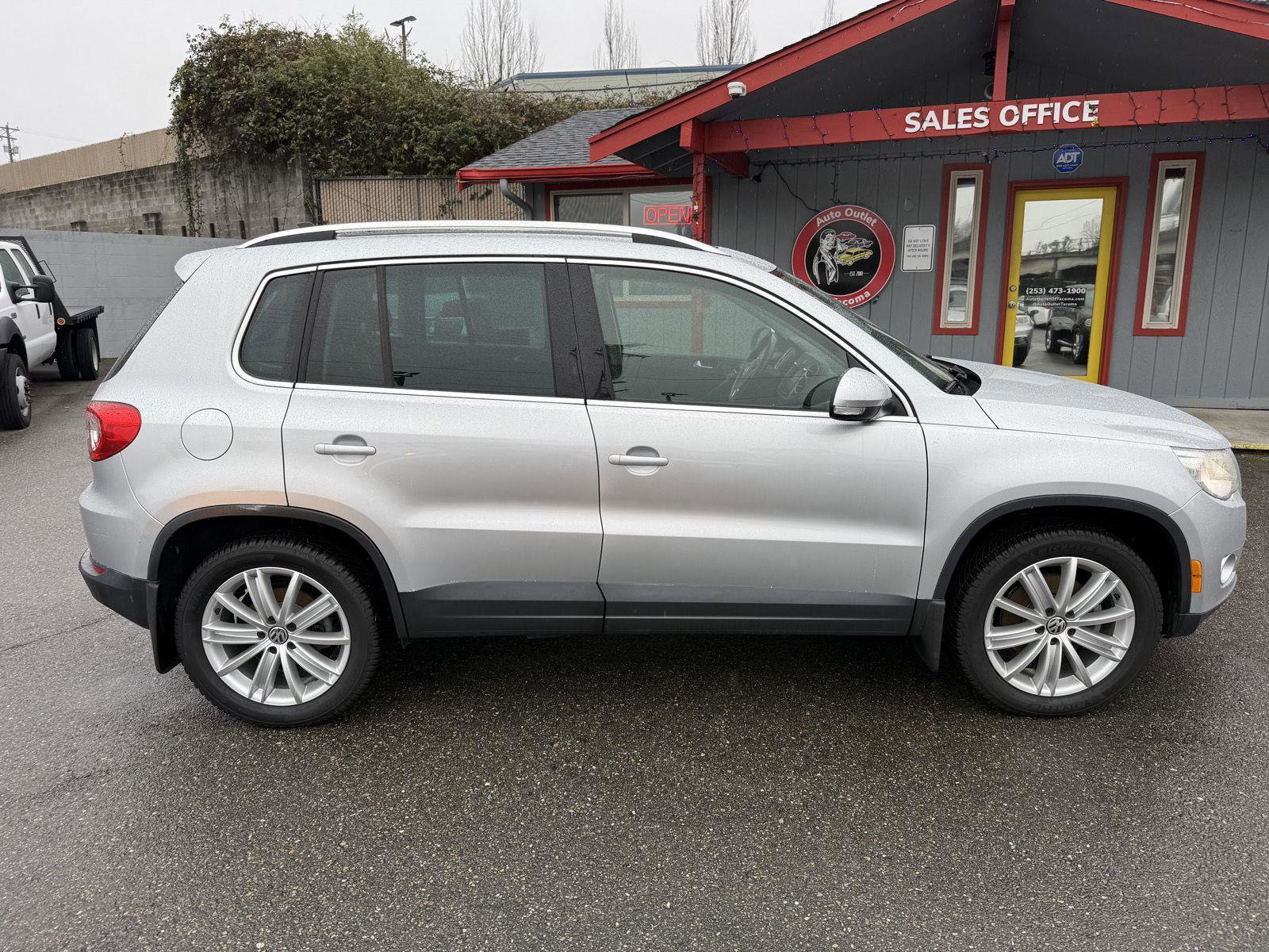 Used 2011 Volkswagen Tiguan SE image 6