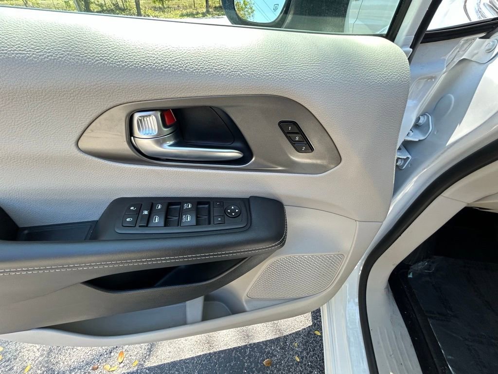 Used 2023 Chrysler Pacifica Touring-L image 16