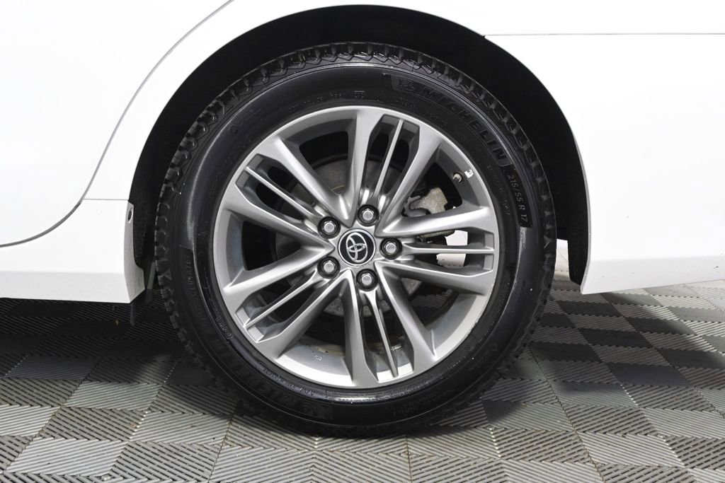 Used 2015 Toyota Camry SE FWD image 19