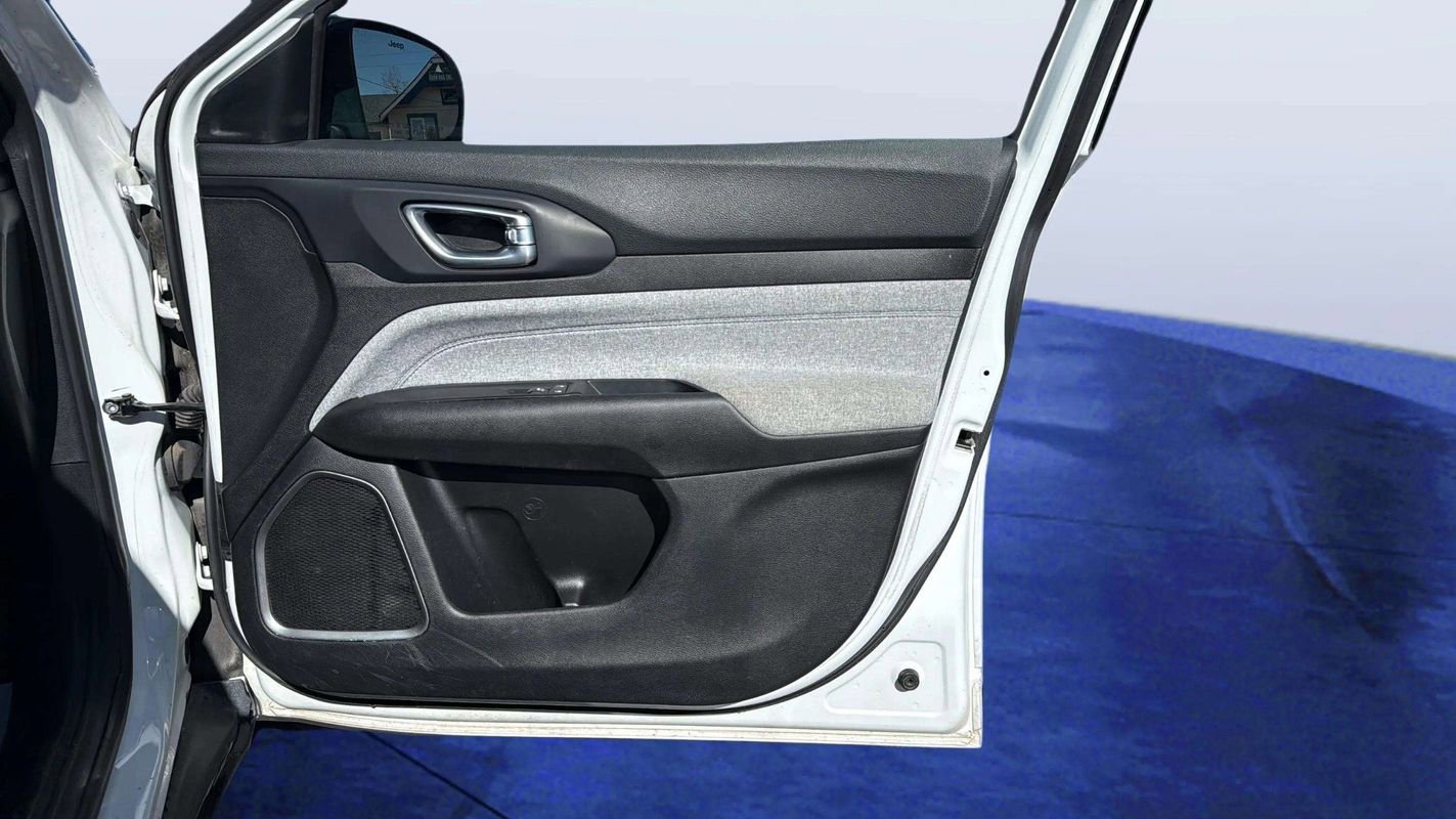 Used 2023 Jeep Compass Sport image 11