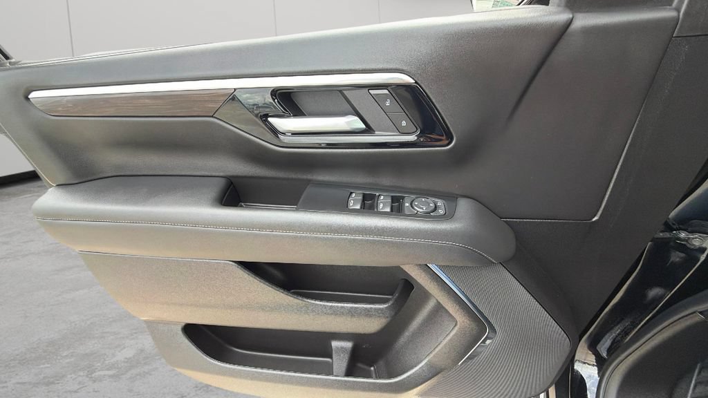Certified 2025 Chevrolet Suburban LS RWD image 25