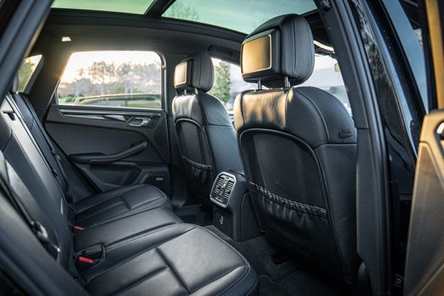 Used 2023 Porsche Macan Turbo image 35