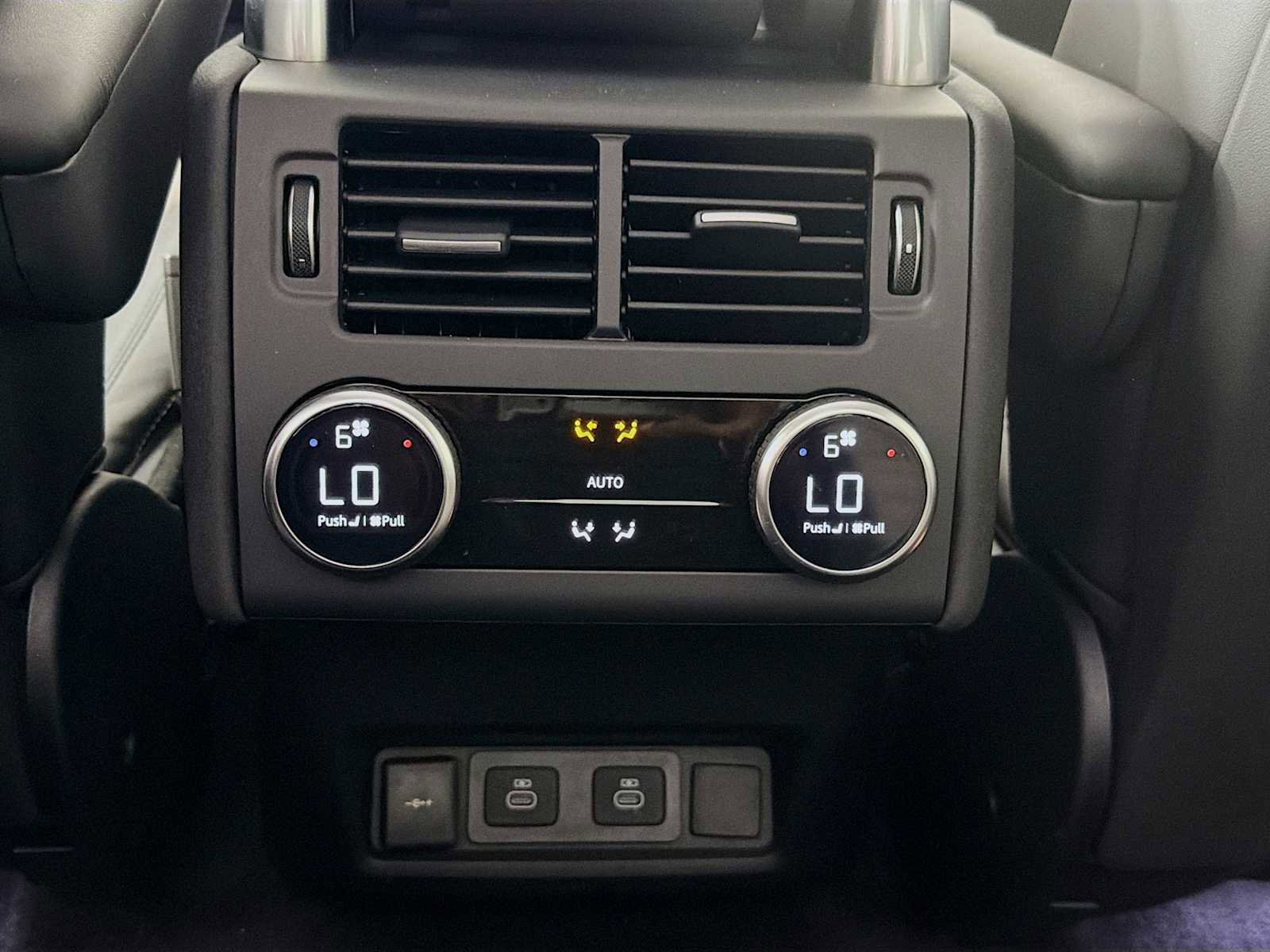 Used 2025 Land Rover Discovery Metropolitan Edition image 24