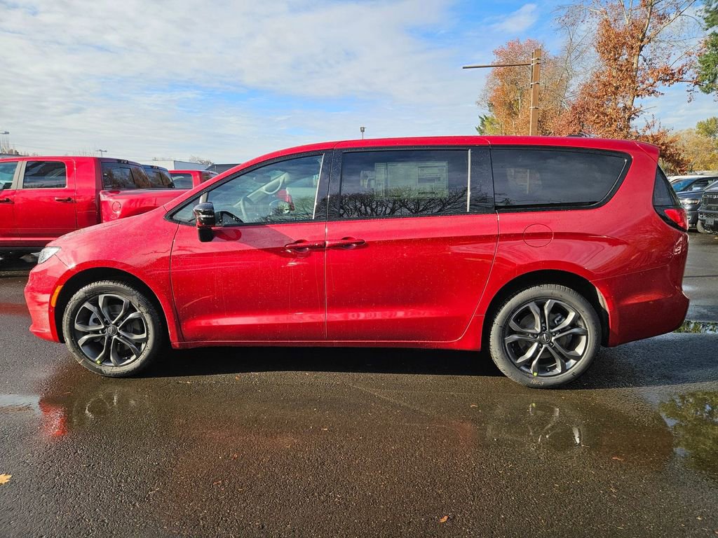 New 2026 Chrysler Pacifica Select image 4