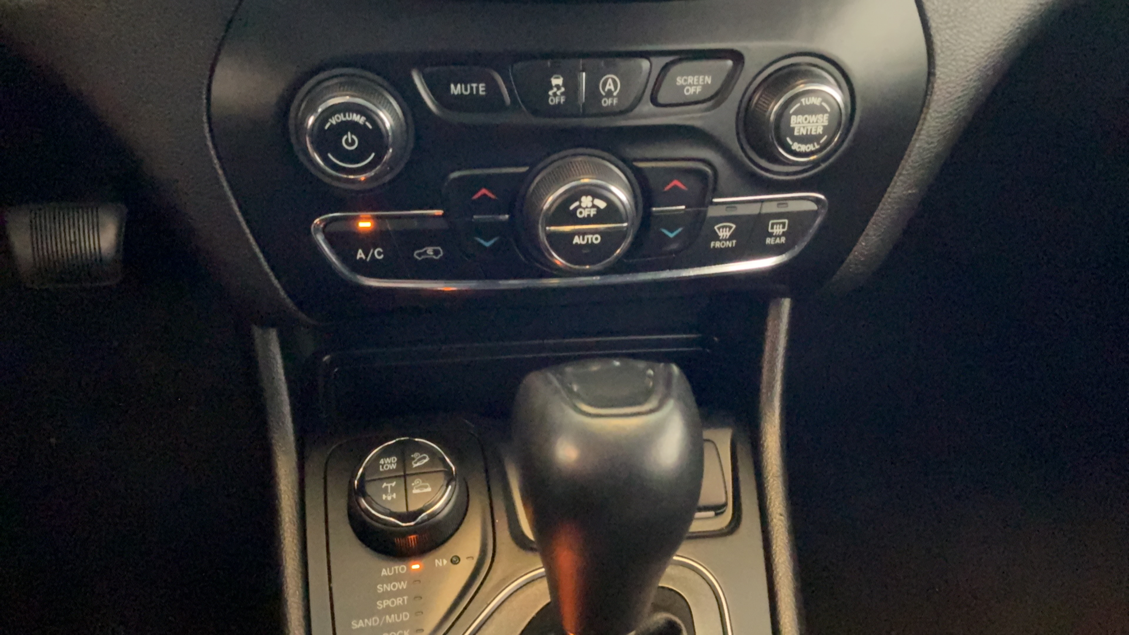 Used 2019 Jeep Cherokee Trailhawk AWD/4WD image 15
