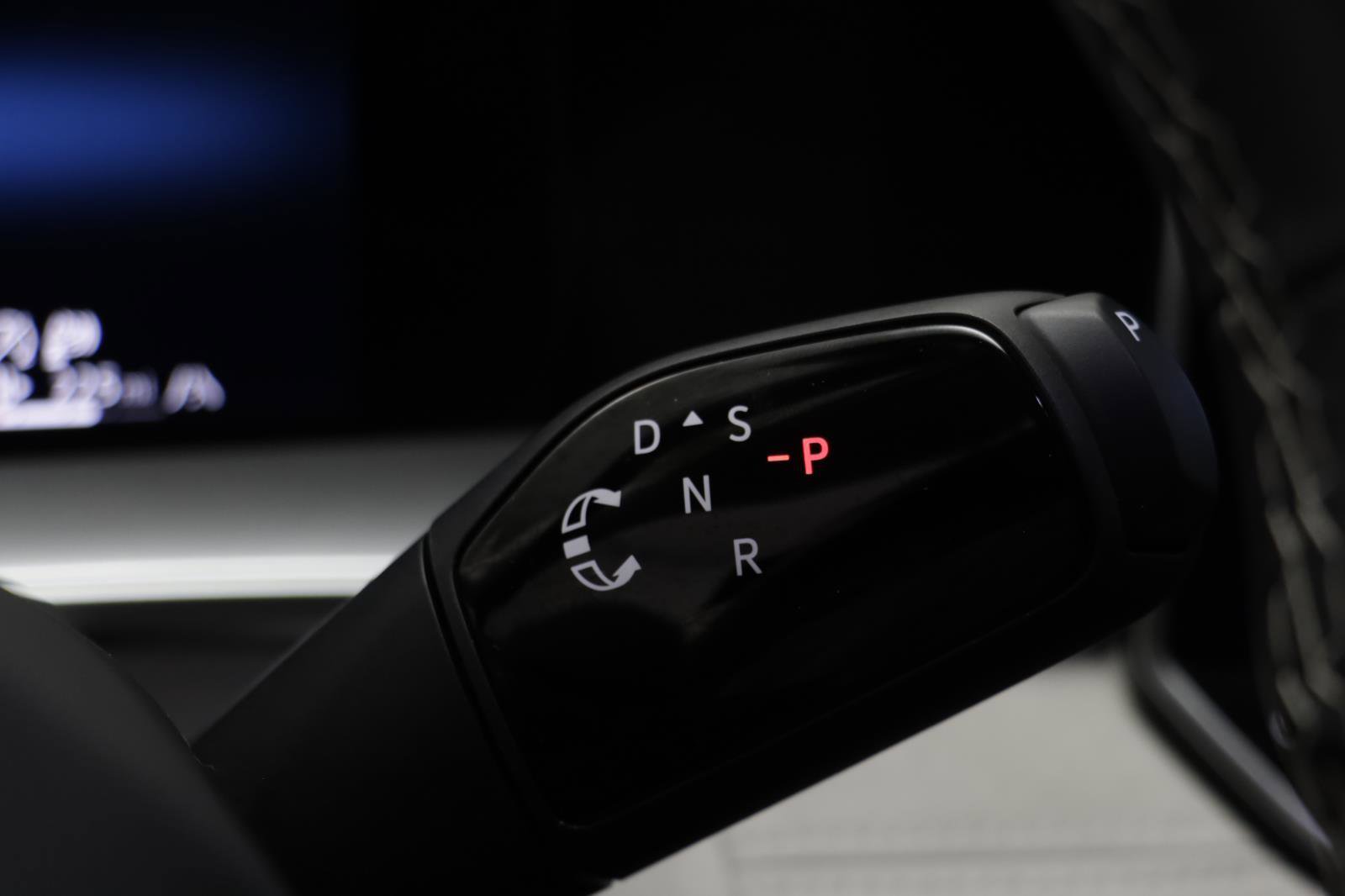 Used 2025 Volkswagen Tiguan SE w/ Panoramic Sunroof Package image 11