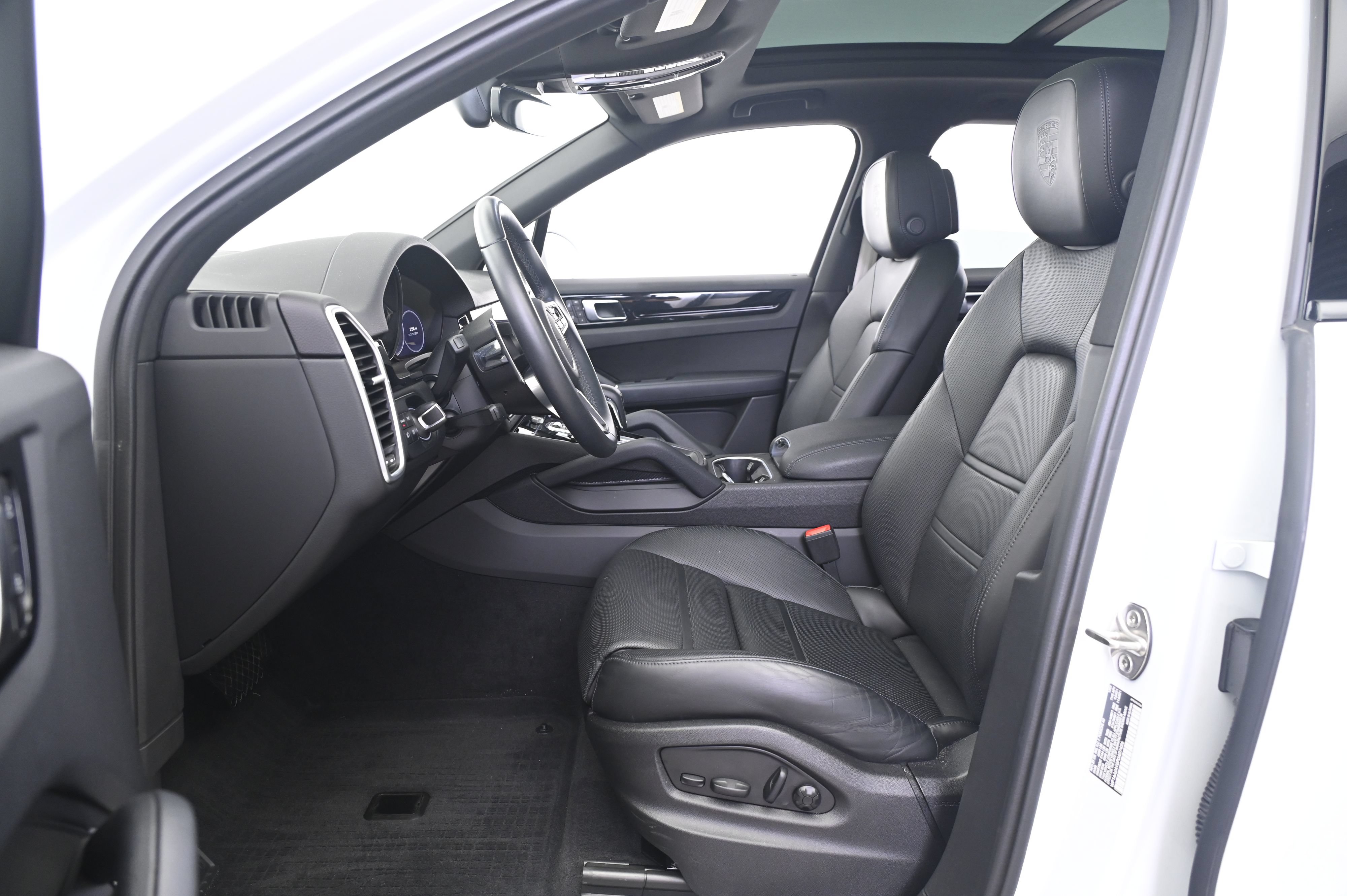 Certified 2023 Porsche Cayenne AWD/4WD image 29