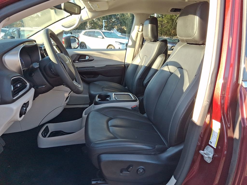Used 2023 Chrysler Pacifica Touring-L FWD image 10