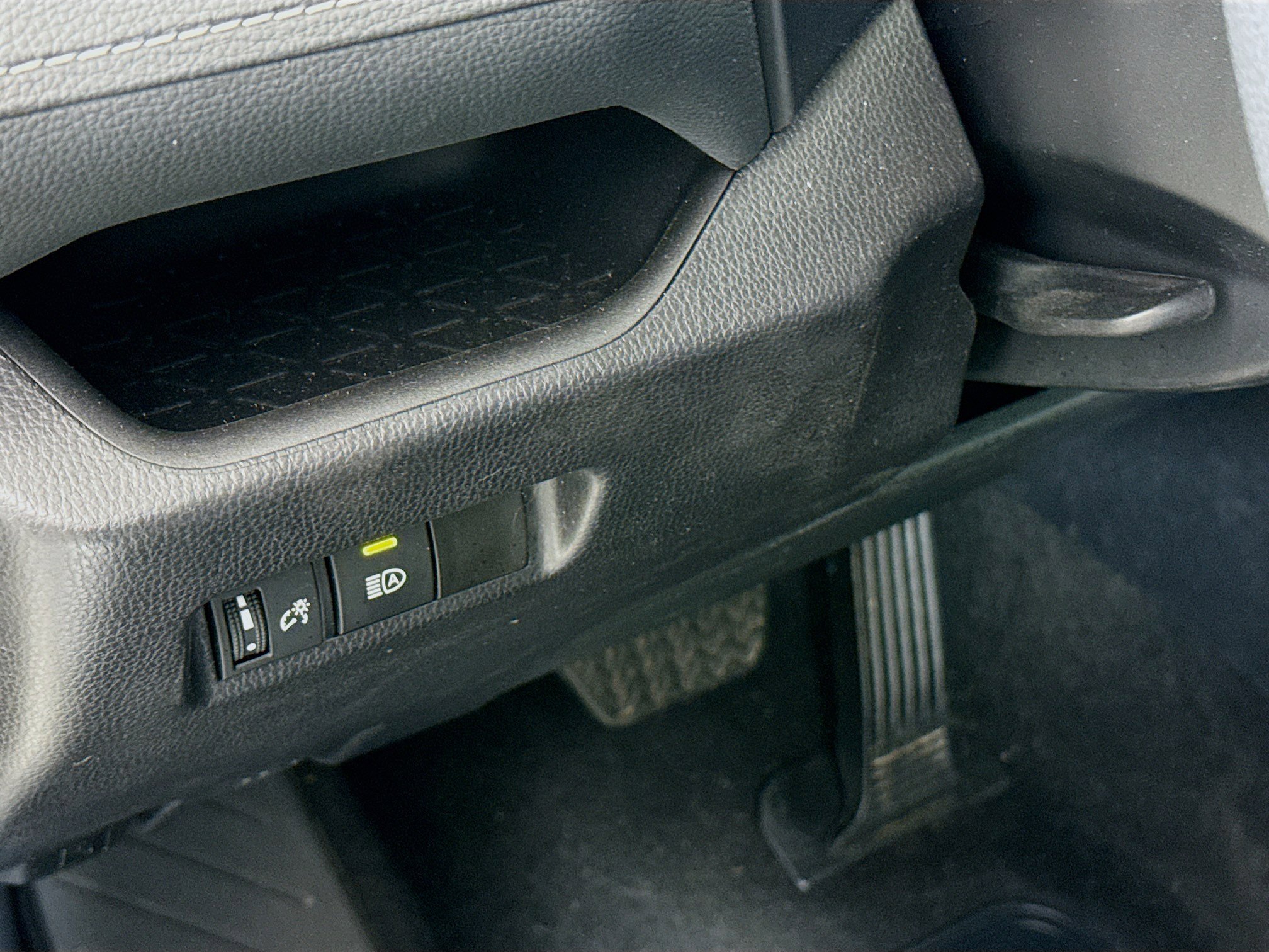 Used 2025 Toyota RAV4 XLE image 10