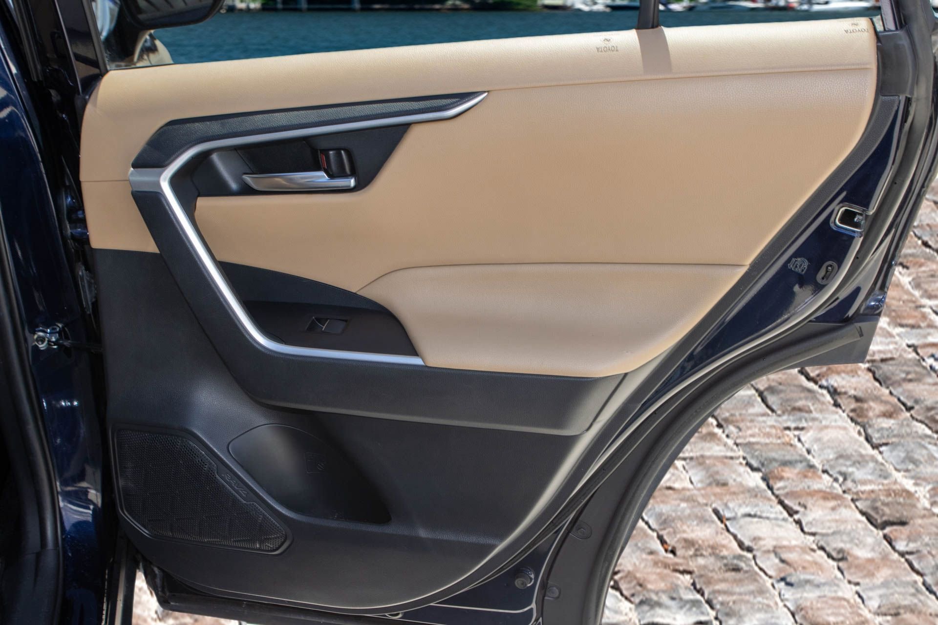 Used 2021 Toyota RAV4 XLE Premium image 14