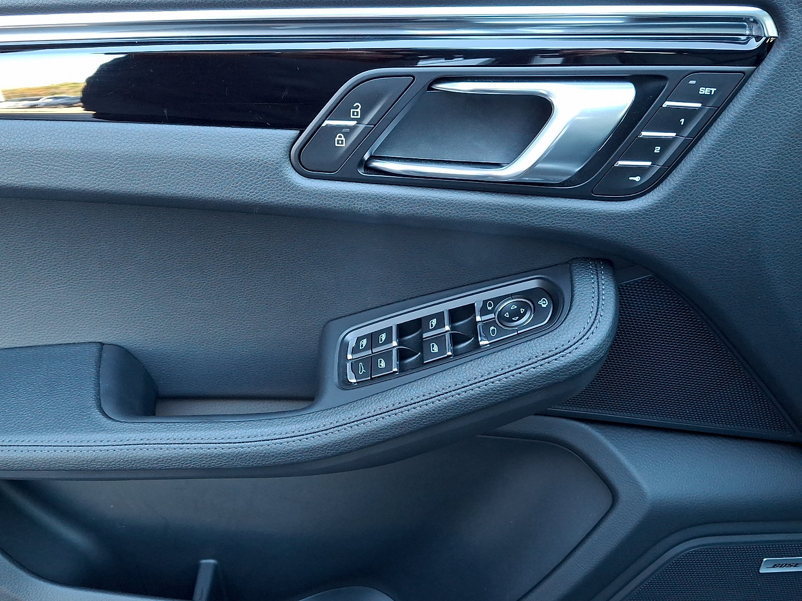Certified 2025 Porsche Macan AWD/4WD image 16