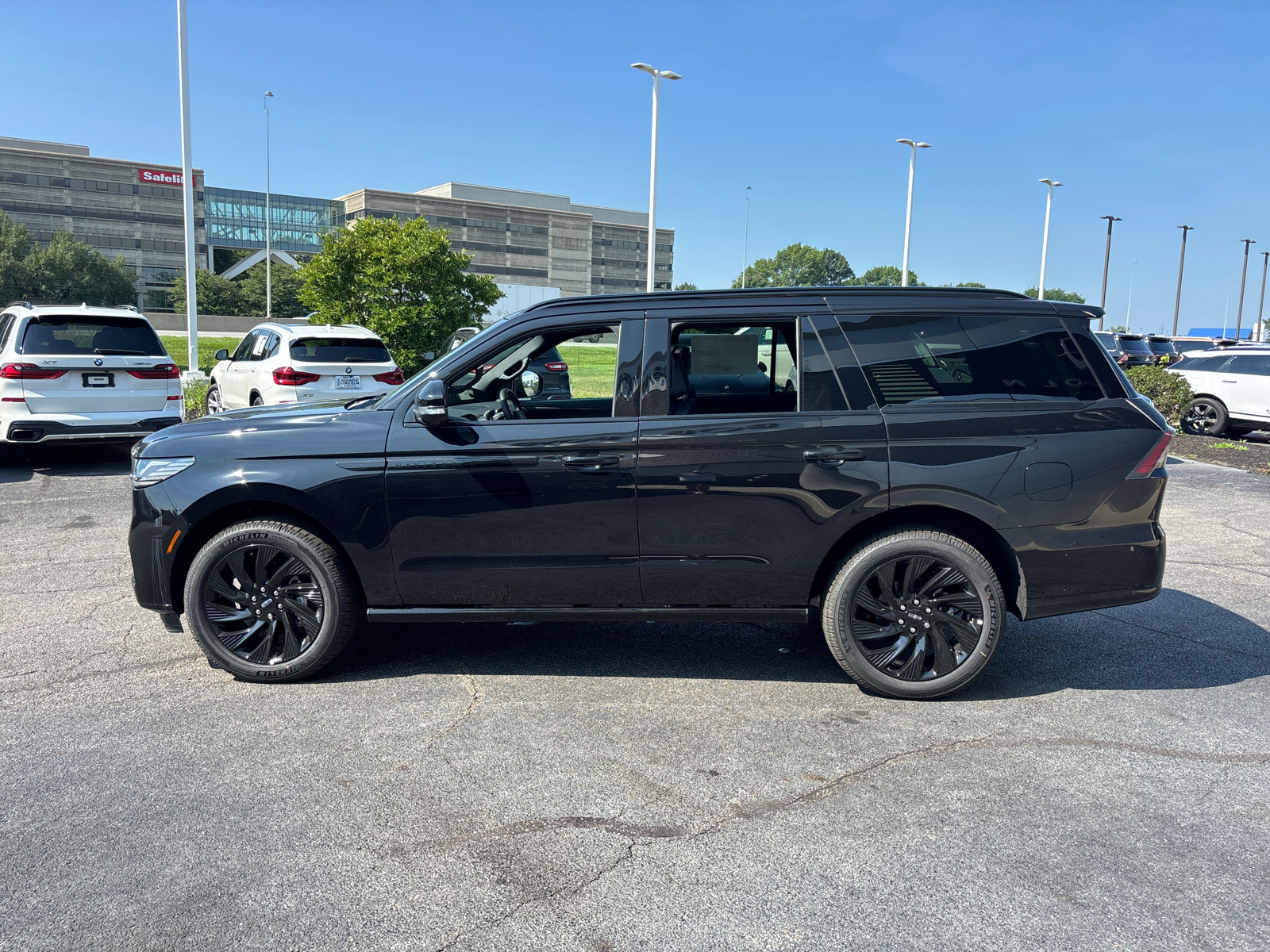 New 2026 Lincoln Navigator Reserve w/ Jet Appearance Package AWD/4WD image 4