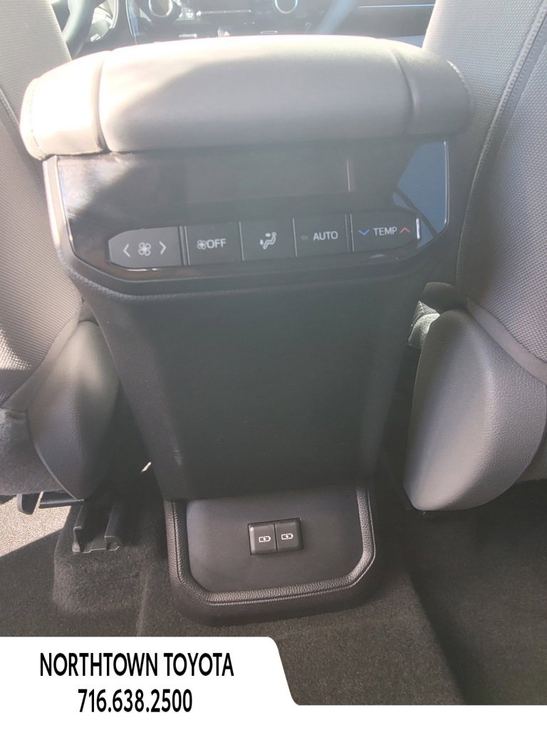 Used 2023 Toyota Highlander LE AWD/4WD image 13