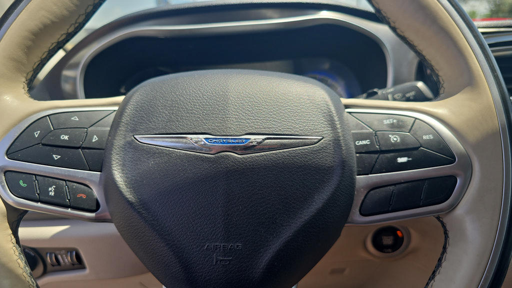 Used 2018 Chrysler Pacifica Limited FWD image 12