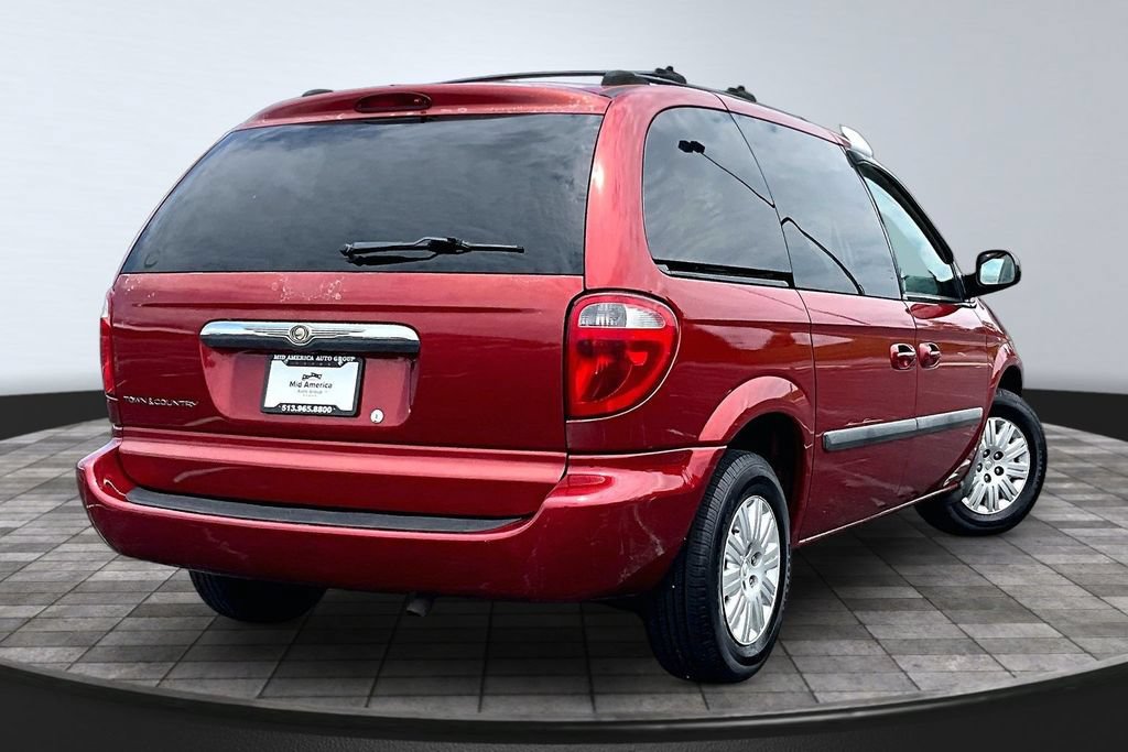 Used 2005 Chrysler Town & Country w/ Popular Equipment Group I FWD image 2