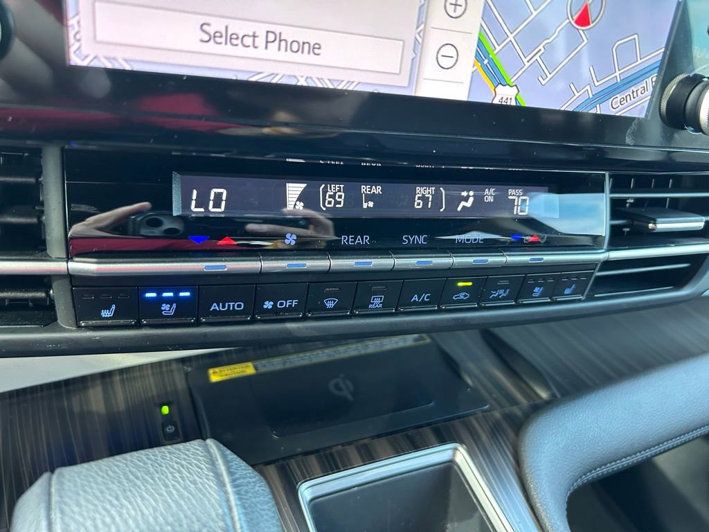 Used 2023 Toyota Sienna Platinum image 28