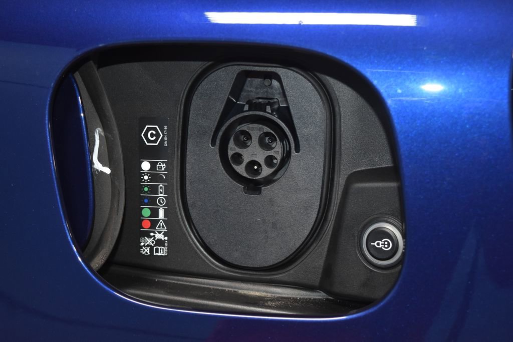 Used 2024 Porsche Macan 4 Electric image 32