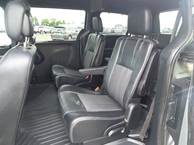 Used 2015 Chrysler Town & Country S FWD image 18