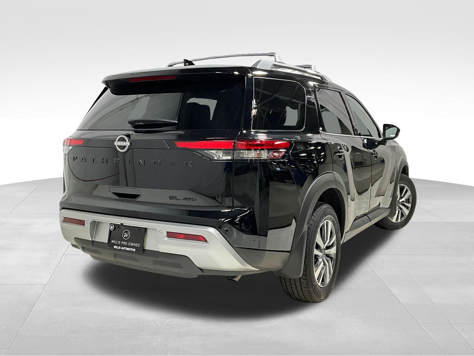 Used 2025 Nissan Pathfinder SL w/ Black Appearance Package image 4