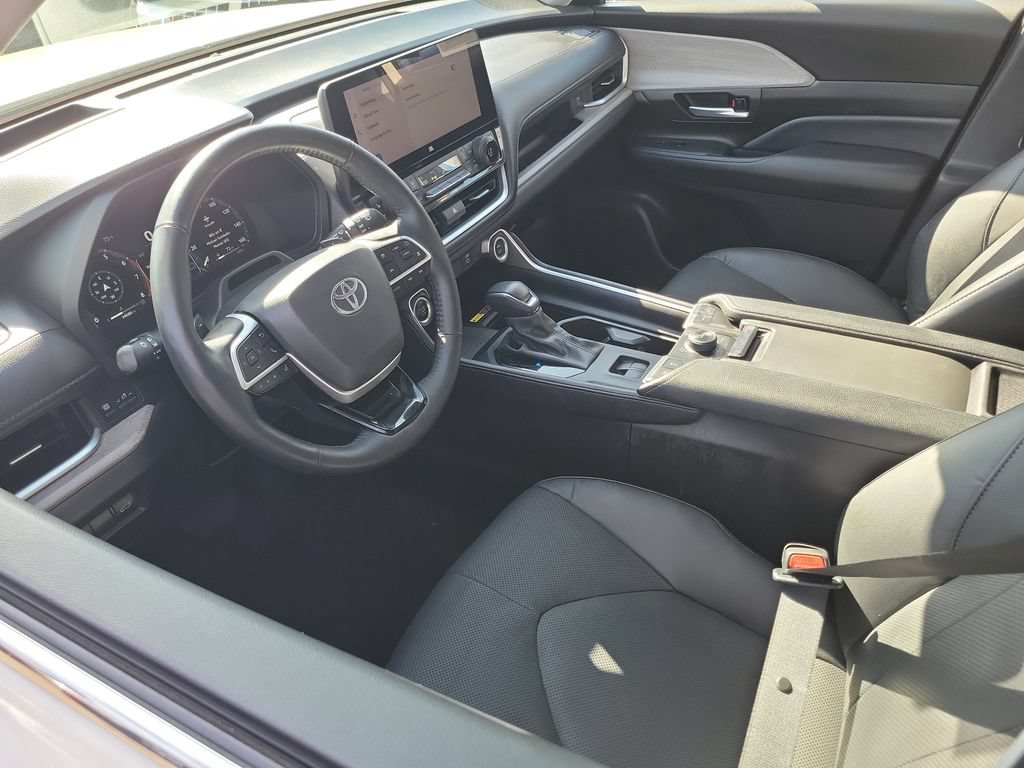 Used 2024 Toyota Grand Highlander AWD image 3