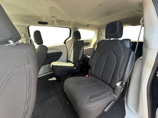 Used 2022 Chrysler Voyager LX image 23