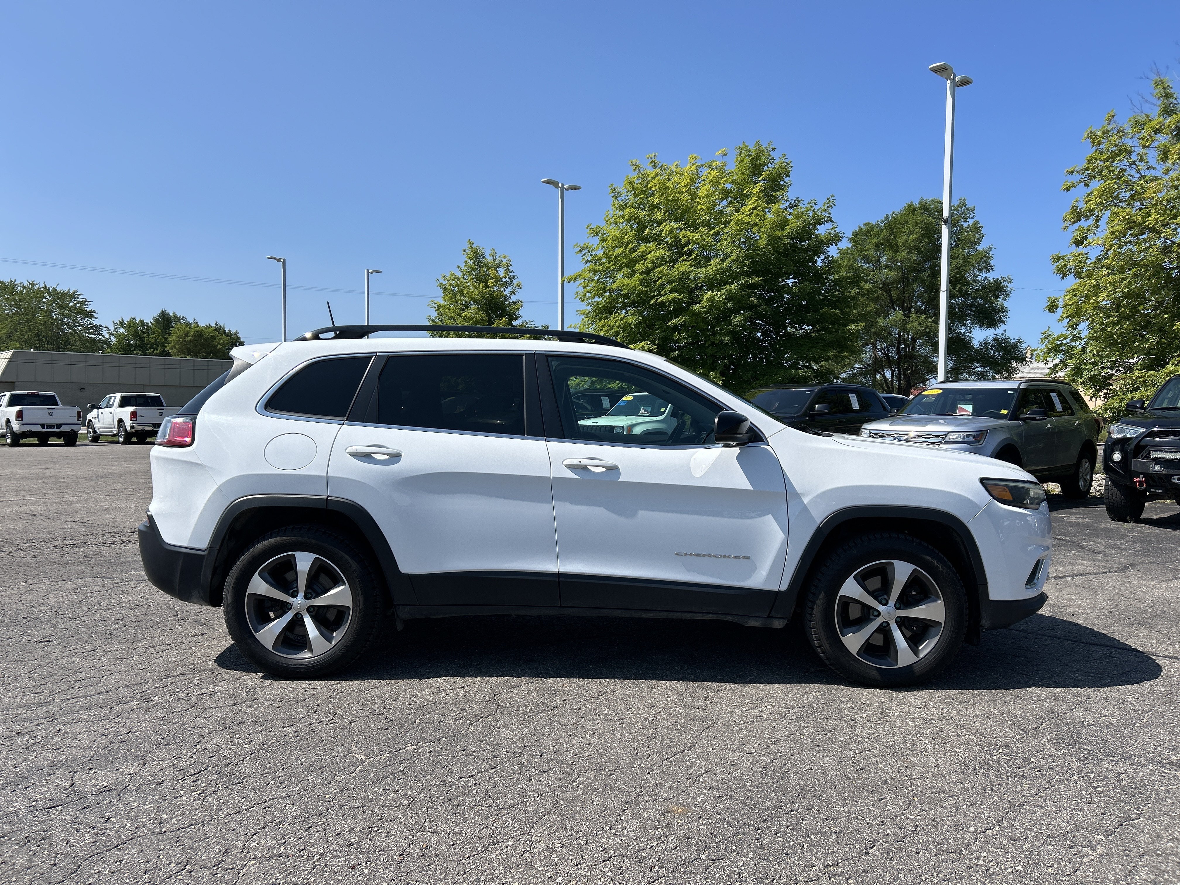 Used 2022 Jeep Cherokee Limited w/ Sun & Sound Group AWD/4WD image 3