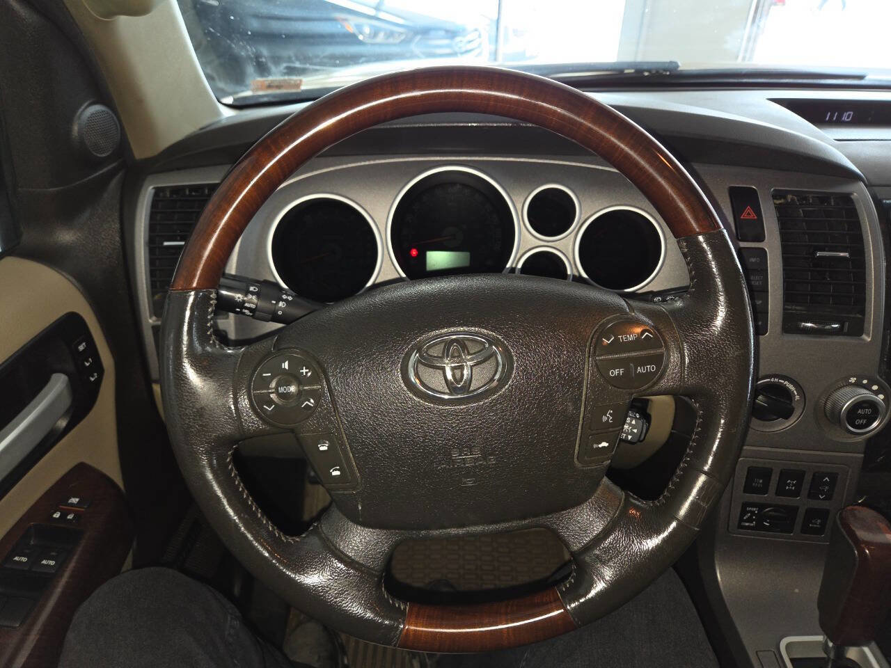 Used 2011 Toyota Sequoia Platinum AWD/4WD image 39