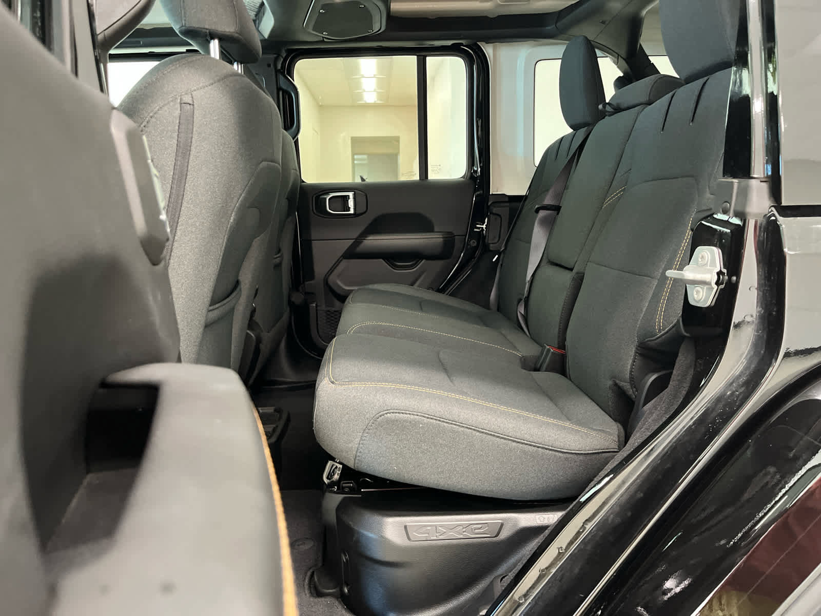 Used 2025 Jeep Wrangler Sahara image 13