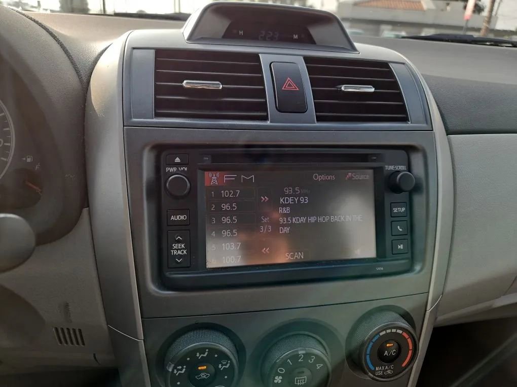 Used 2013 Toyota Corolla LE FWD image 25